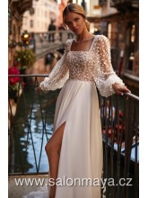 Boho svatební šaty s balónovými rukávy, top je pošit drobnými okvětními lístky, lehká šifonová sukně, rozparek, šněrování. 
