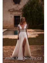 Boho svatební šaty s dlouhým rukávem, krajkový top, lehká šifóvá sukně, vpředu i vzadu hluboký výstřih do V, rozparek. 